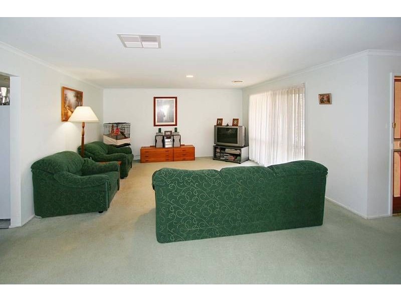 12 Queens Parade, Hillside VIC 3037