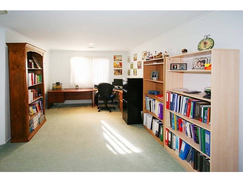 12 Queens Parade, Hillside VIC 3037