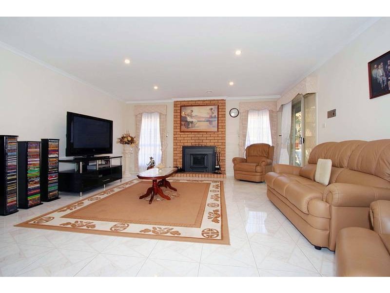 3 Burrowye Crescent, Taylors Lakes VIC 3038
