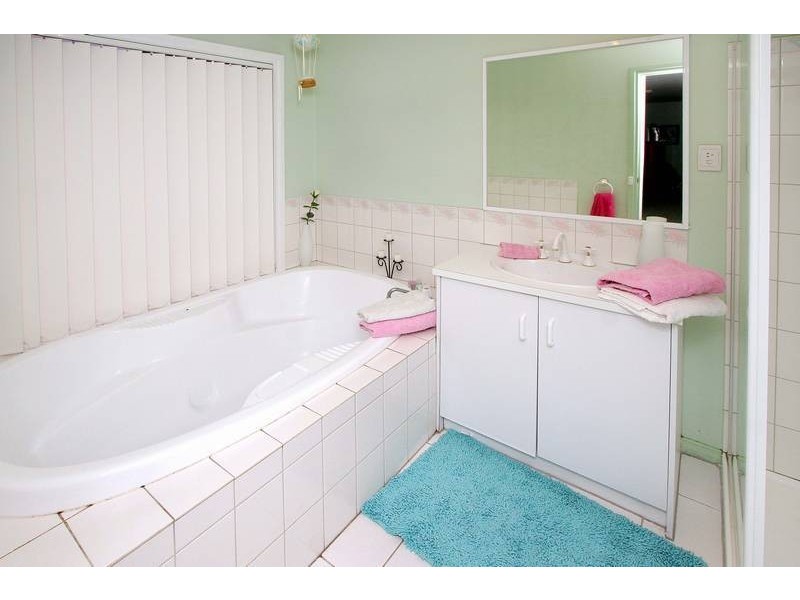 4 Hawkesbury Avenue, Hillside VIC 3037