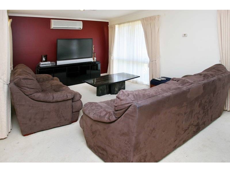 8 Cliffer Place, Taylors Lakes VIC 3038