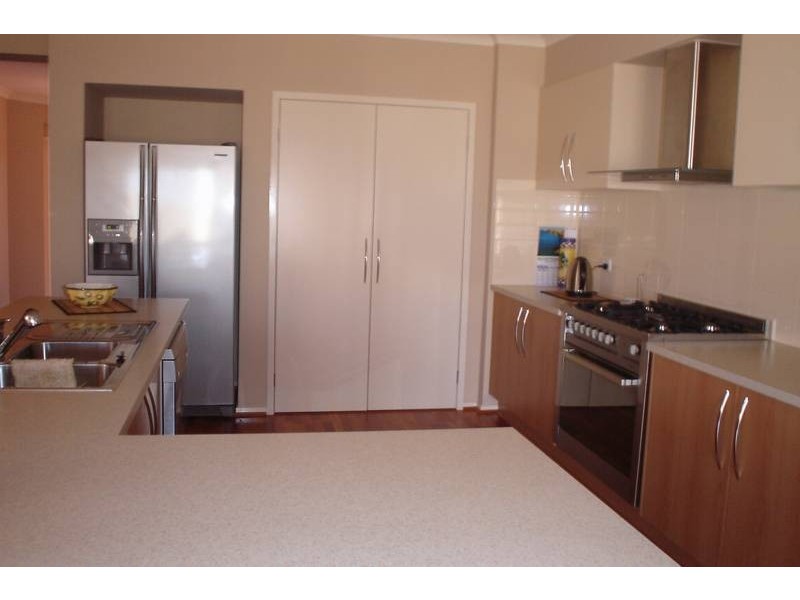 2 Lygon  Place, Taylors Hill VIC 3037