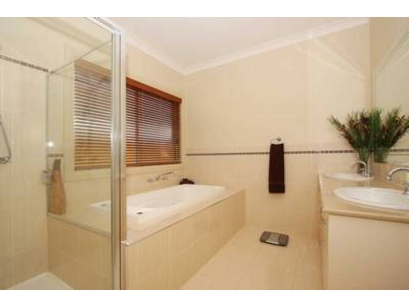 18 Puckle Street, Taylors Hill VIC 3037