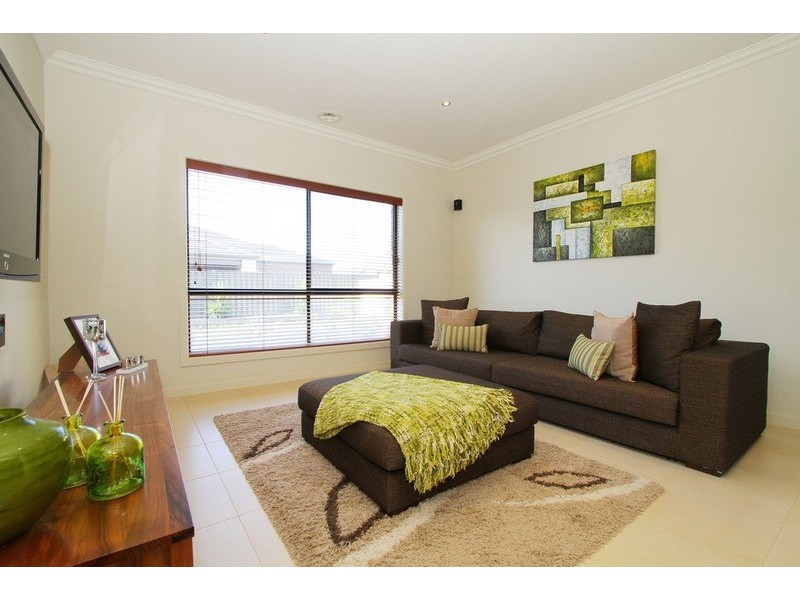 8 Streeton Avenue, Caroline Springs VIC 3023