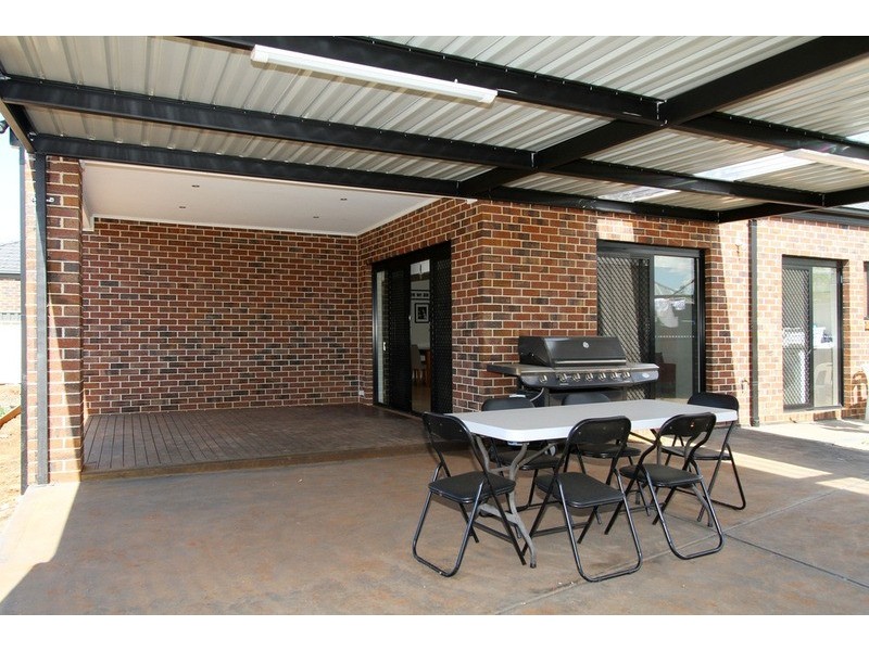 8 Streeton Avenue, Caroline Springs VIC 3023