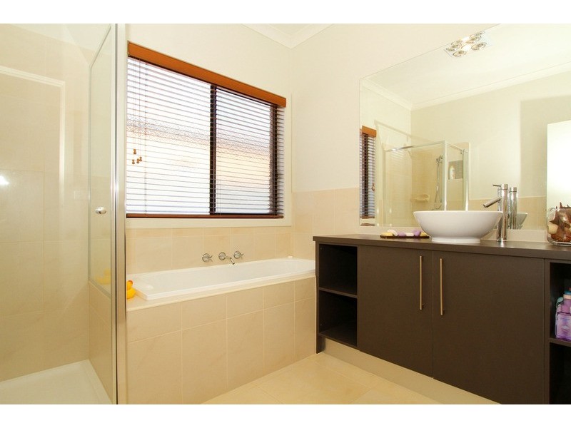 8 Streeton Avenue, Caroline Springs VIC 3023