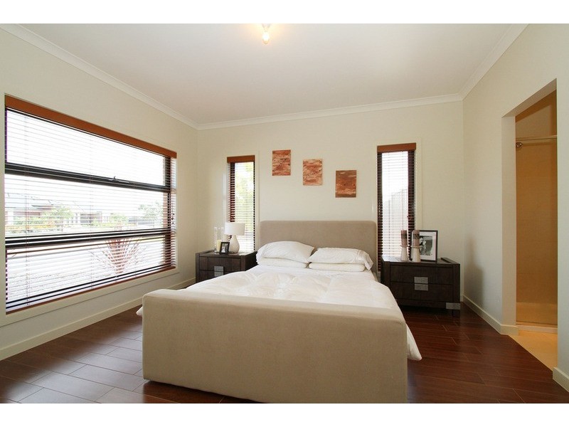 8 Streeton Avenue, Caroline Springs VIC 3023