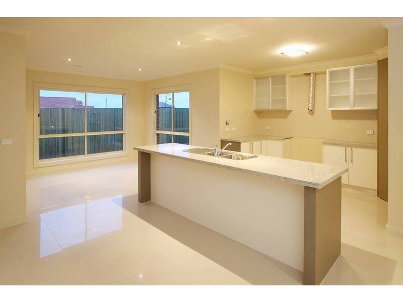 8 Byron Place, Taylors Hill VIC 3037