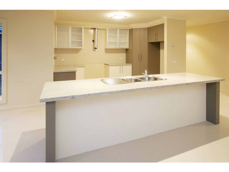 8 Byron Place, Taylors Hill VIC 3037