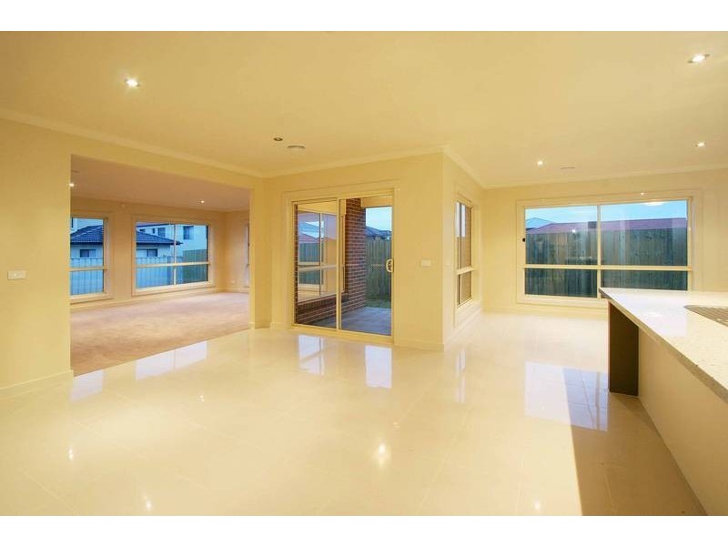 8 Byron Place, Taylors Hill VIC 3037