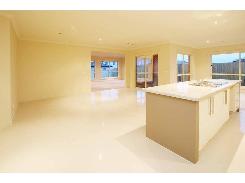 8 Byron Place, Taylors Hill VIC 3037