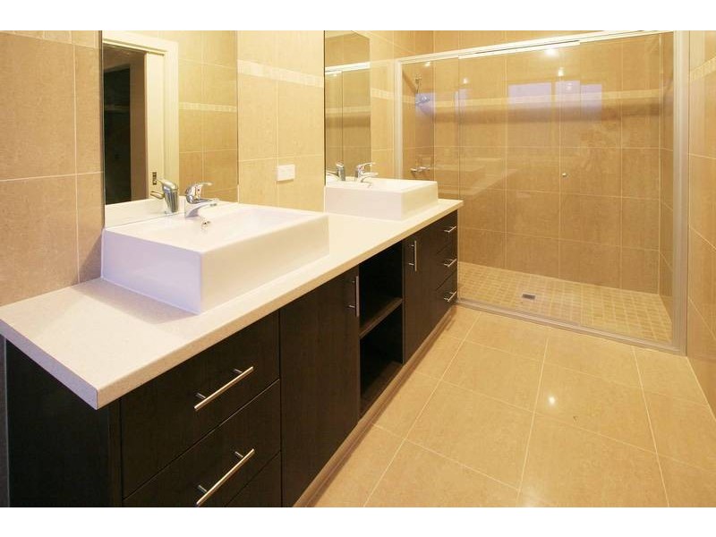 8 Byron Place, Taylors Hill VIC 3037