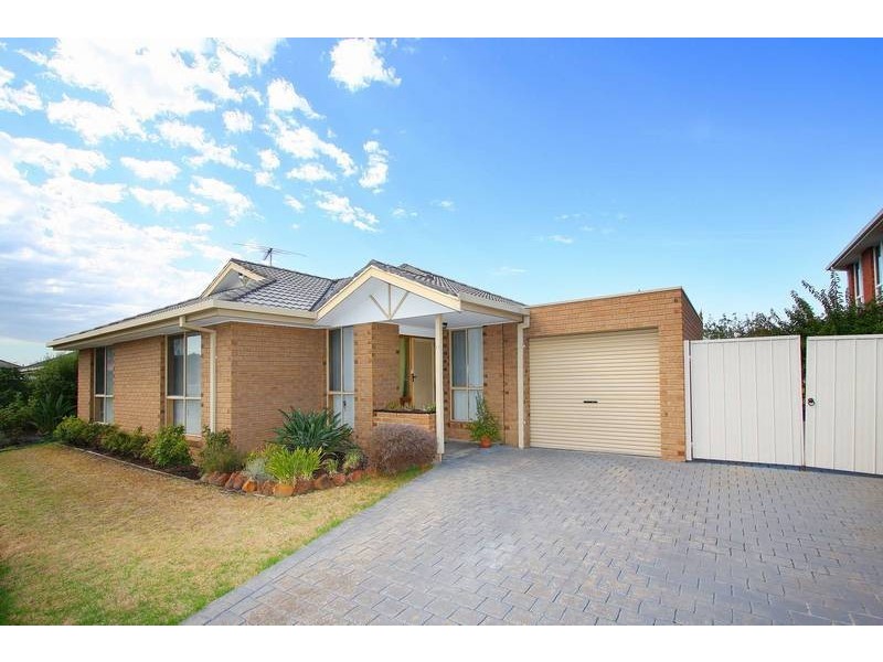 62 Saratoga Crescent, Keilor Downs VIC 3038