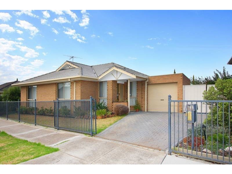 62 Saratoga Crescent, Keilor Downs VIC 3038