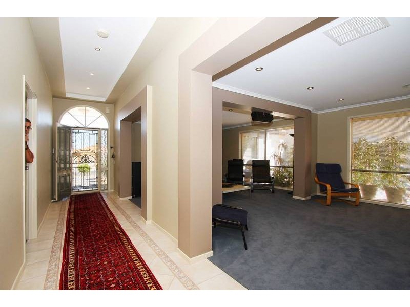 20 Palmerston Crescent, Taylors Lakes VIC 3038