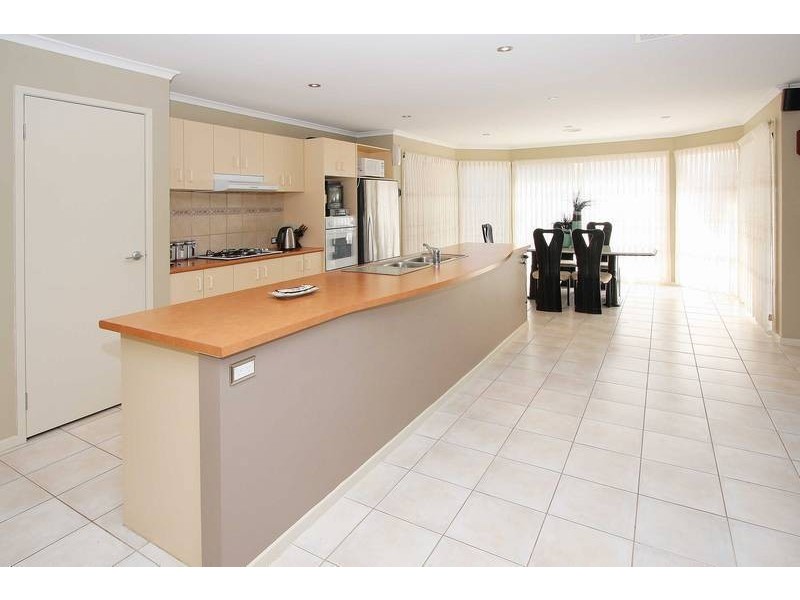 20 Palmerston Crescent, Taylors Lakes VIC 3038