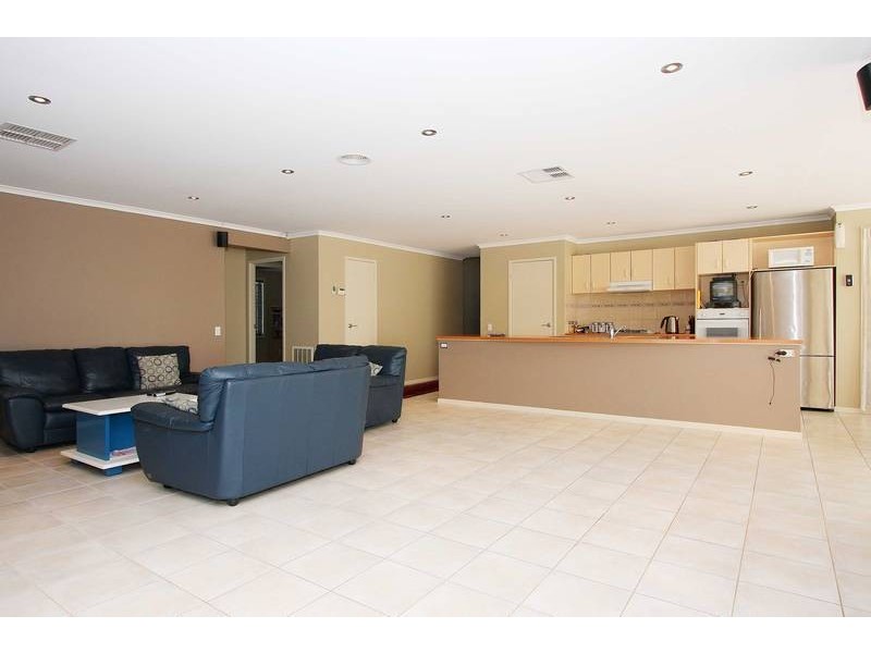20 Palmerston Crescent, Taylors Lakes VIC 3038