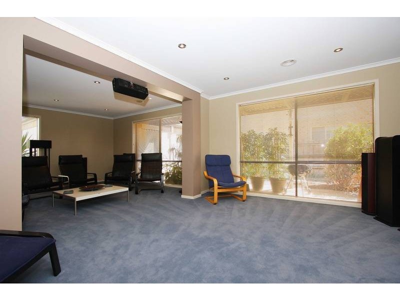 20 Palmerston Crescent, Taylors Lakes VIC 3038