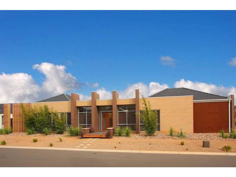 19 Counihan Avenue, Caroline Springs VIC 3023