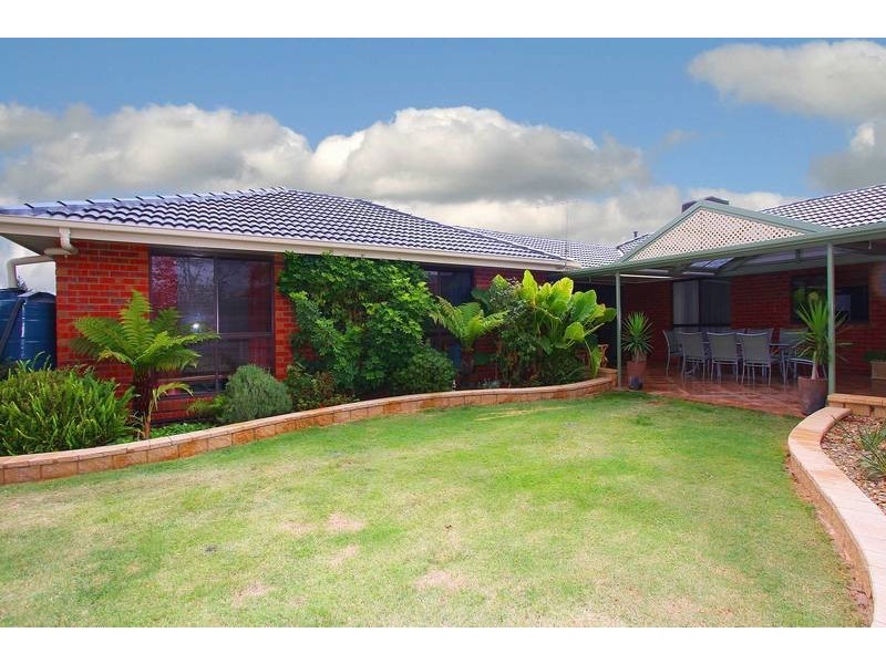 7 Cardigan Crescent, Taylors Lakes VIC 3038