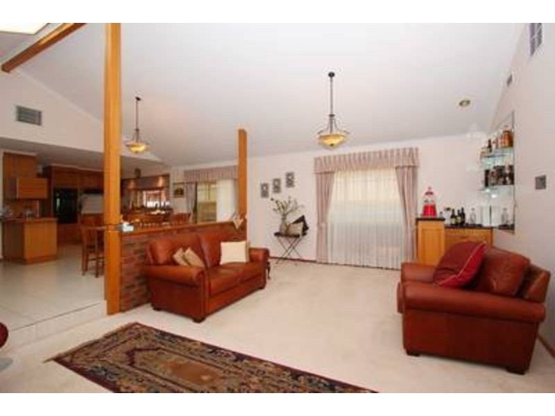 26 Parrakeet Court, Taylors Lakes VIC 3038