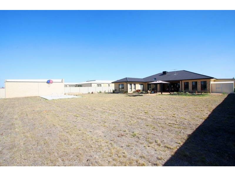 33 Speargrass Drive, Hillside VIC 3037