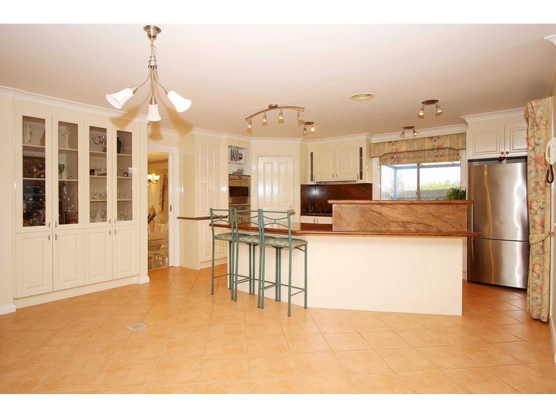 27 Reed Crescent, Taylors Lakes VIC 3038