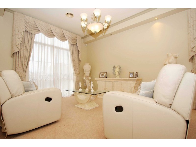 27 Reed Crescent, Taylors Lakes VIC 3038