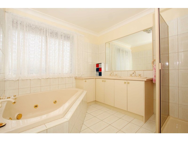 27 Reed Crescent, Taylors Lakes VIC 3038