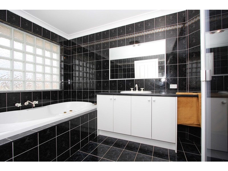 27 Reed Crescent, Taylors Lakes VIC 3038