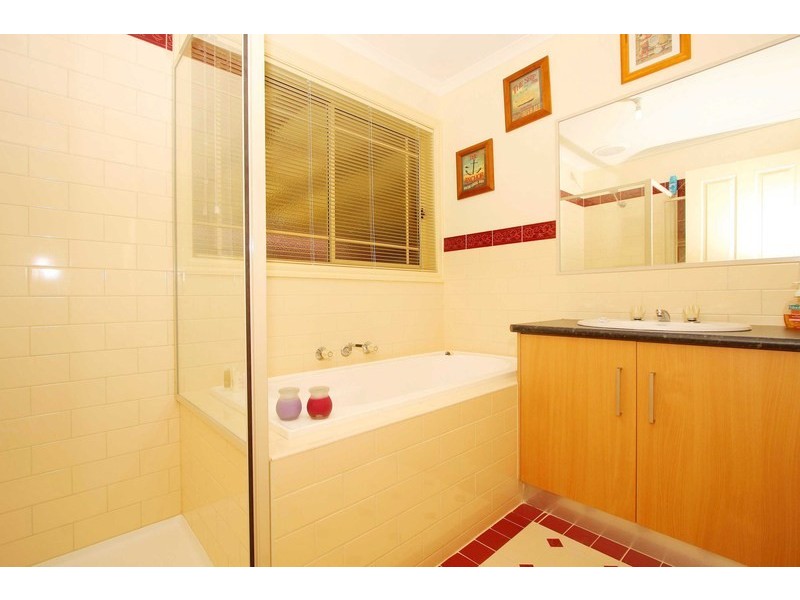 10 Jade Way, Hillside VIC 3037