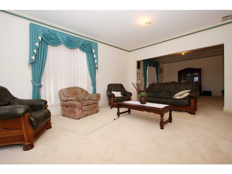 18 Whiteley Parade, Taylors Lakes VIC 3038