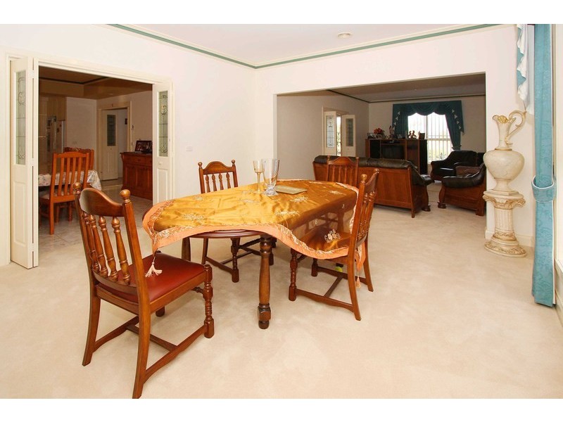 18 Whiteley Parade, Taylors Lakes VIC 3038