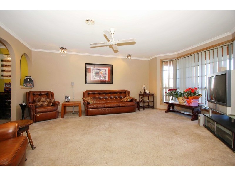 16 Bellbird Avenue, Taylors Lakes VIC 3038