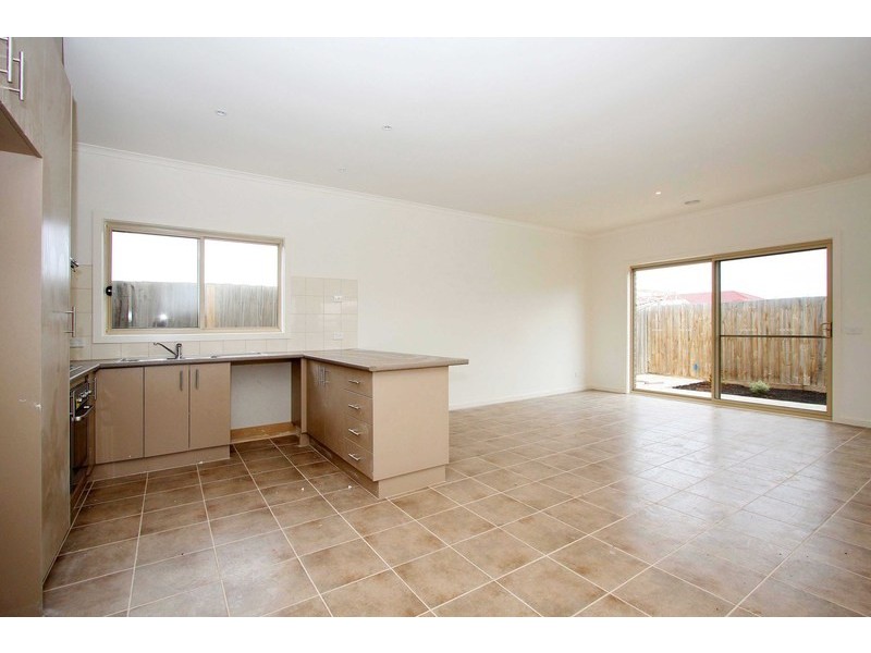 2/21 Jade Way, Hillside VIC 3037