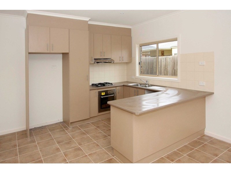 2/21 Jade Way, Hillside VIC 3037