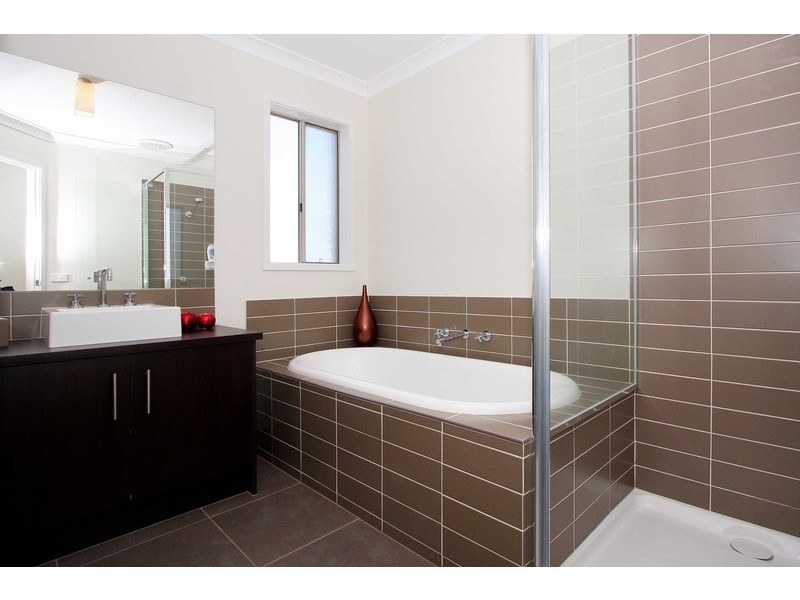 5 Jindabyne Avenue, Taylors Hill VIC 3037