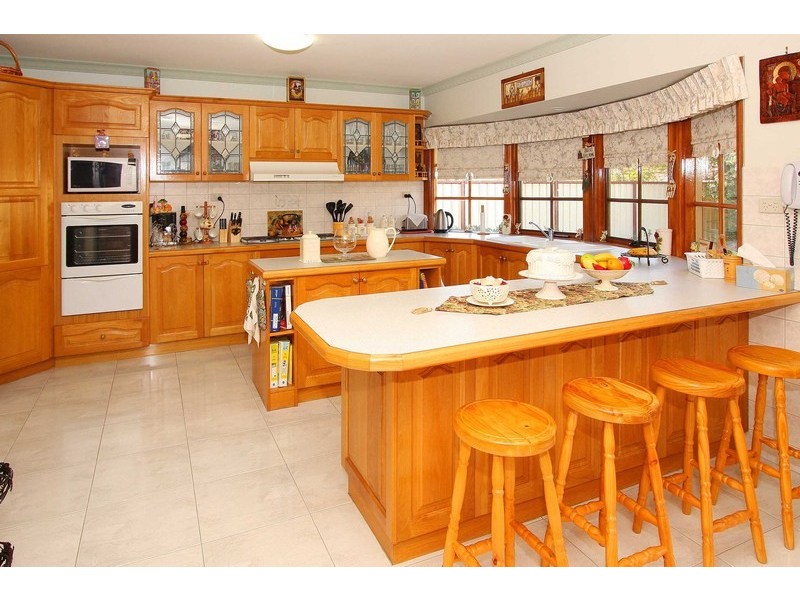 5 Jonathan Court, Taylors Lakes VIC 3038