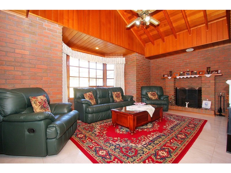 5 Jonathan Court, Taylors Lakes VIC 3038