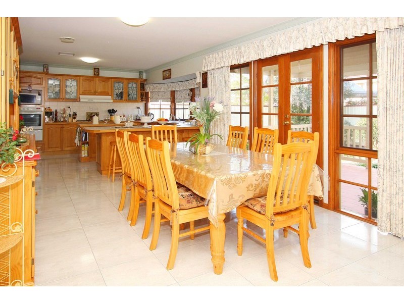 5 Jonathan Court, Taylors Lakes VIC 3038
