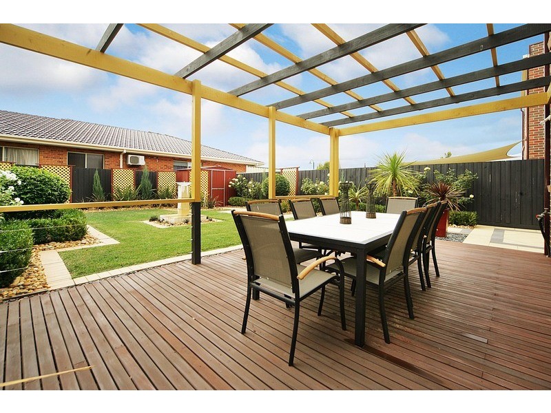 2 Avon Walk, Taylors Hill VIC 3037