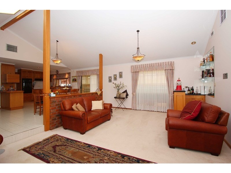 26 Parrakeet Court, Taylors Lakes VIC 3038