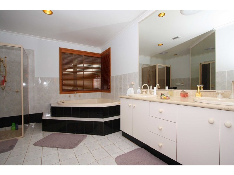 26 Parrakeet Court, Taylors Lakes VIC 3038