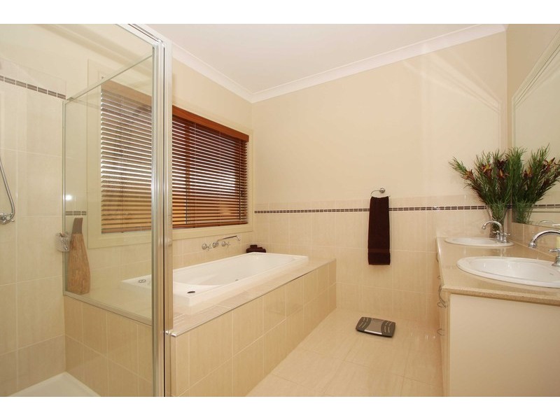 18 Puckle Street, Taylors Hill VIC 3037