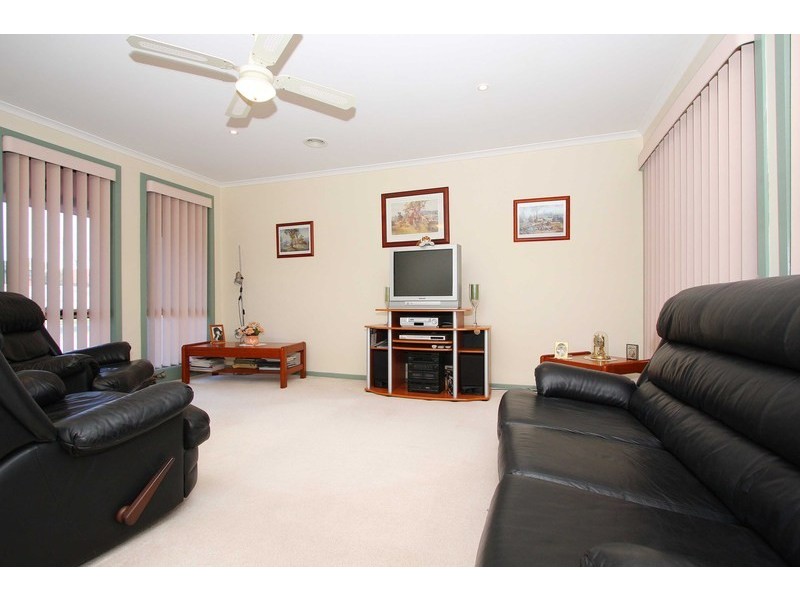 18 Milne Court, Delahey VIC 3037