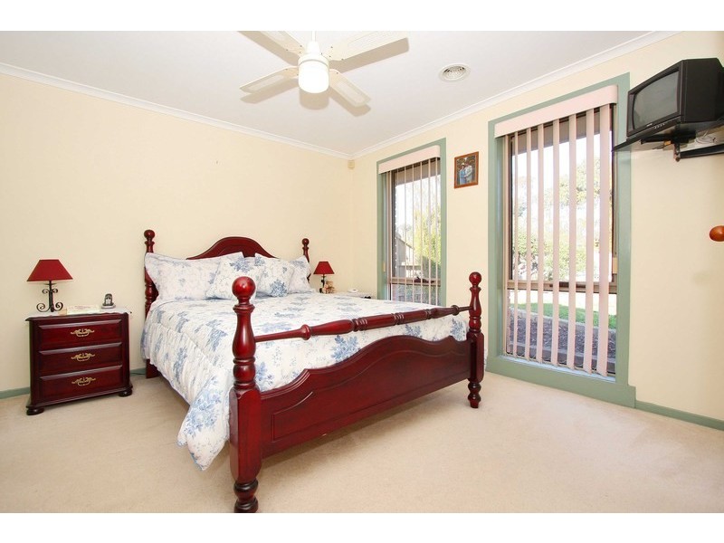 18 Milne Court, Delahey VIC 3037