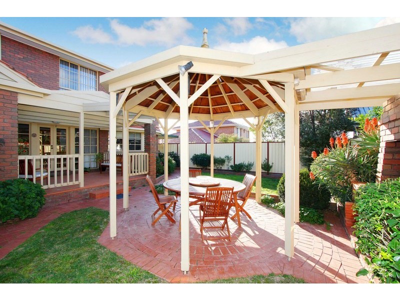 5 Jonathan Court, Taylors Lakes VIC 3038