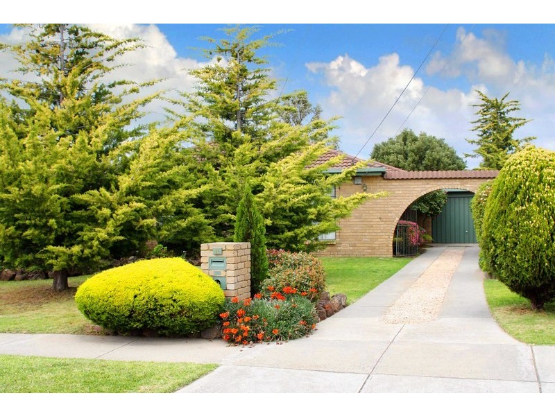11 Robyn Avenue, St Albans VIC 3021