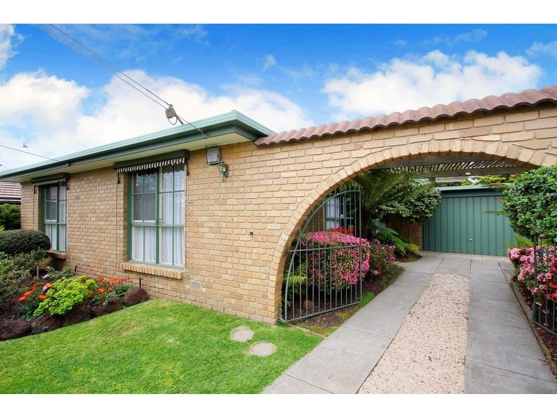 11 Robyn Avenue, St Albans VIC 3021