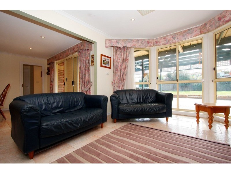 32 Pintail Crescent, Taylors Lakes VIC 3038